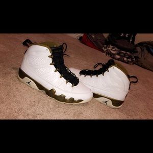 Jordan Retro 9 statues